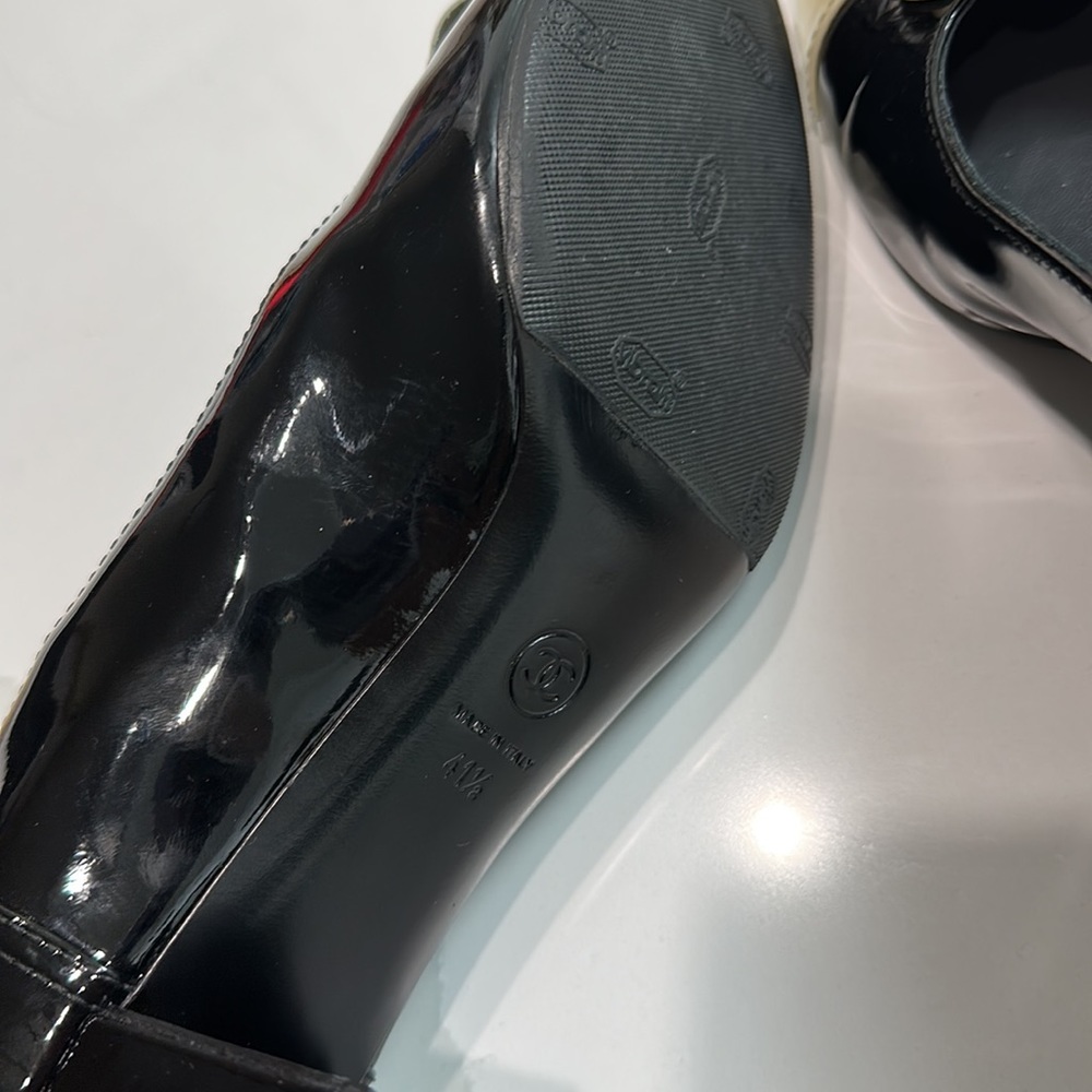 CHANEL Black and Cream Heels - Picture 4 of 12